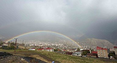 Hakkari'de gökkuşağı görsel şölen oluşturdu