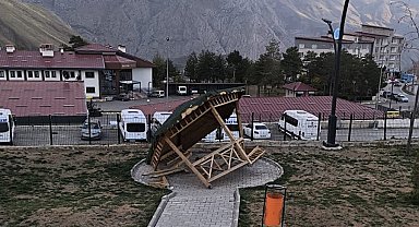 Hakkari'de yeni yapılan kamelyaya zarar verdiler