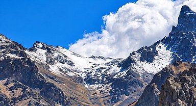 Hakkari'de yüksek kesimler beyaza büründü