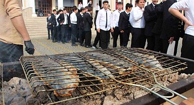 Hamsi olmayınca balık şenliğinde palamut ikram edildi