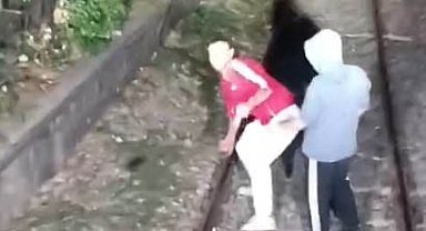 Hareket halindeki trenin önünü kestiler, içeri alınmayınca treni taşladılar