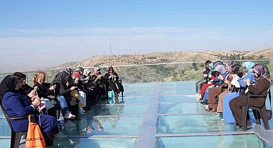 Harput Cam Seyir Terası'nda manzara eşliğinde örgü keyfi