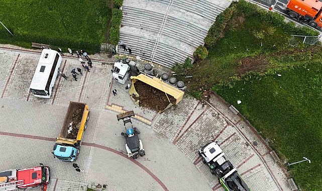 Hasdal yolunda bariyerlere çarpan hafriyat kamyonu, İSKİ önünde iki araca çarpıp otoparka düştü