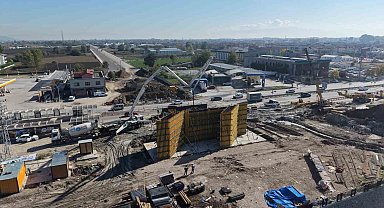 Hastane ile şehir merkezi ulaşımını kolaylaştıracak köprüde ilk ayağın betonu döküldü