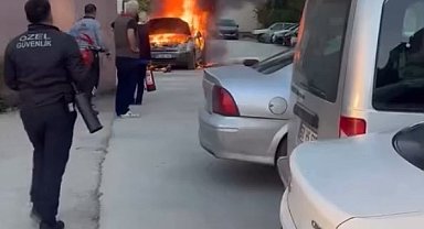 Hastane otoparkında otomobil alev topuna döndü
