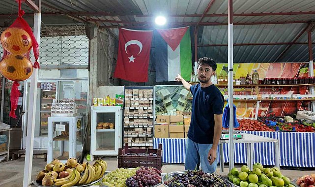Hatay'da 3 yıldır marketine İsrail menşeli ürünleri sokmayan genç esnaf, dolabına boykot mesajı astı