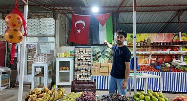 Hatay'da 3 yıldır marketine İsrail menşeli ürünleri sokmayan genç esnaf, dolabına boykot mesajı astı