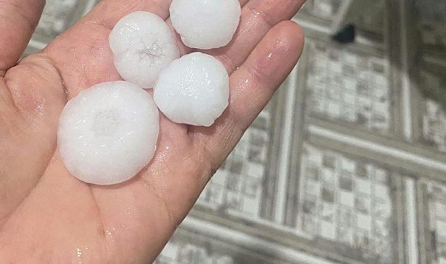 Hatay'da ceviz büyüklüğündeki dolu çevreyi beyaza bürüdü