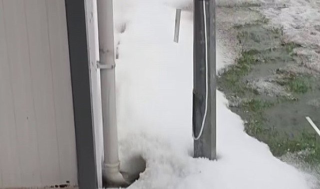 Hatay'da dolu yağışı çevreyi beyaza bürüdü