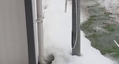 Hatay'da dolu yağışı çevreyi beyaza bürüdü