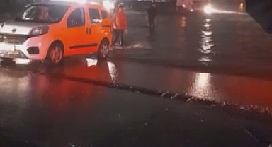 Hatay'da sağanak yağış yolları ve caddeleri göle çevirdi