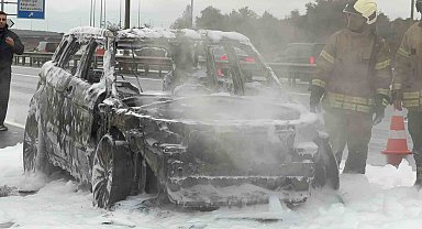 Havalimanı yolunda lüks otomobil alev topuna döndü