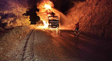 Havran'da kamyon alev alev yandı, orman ve maden ekipleri seferber oldu