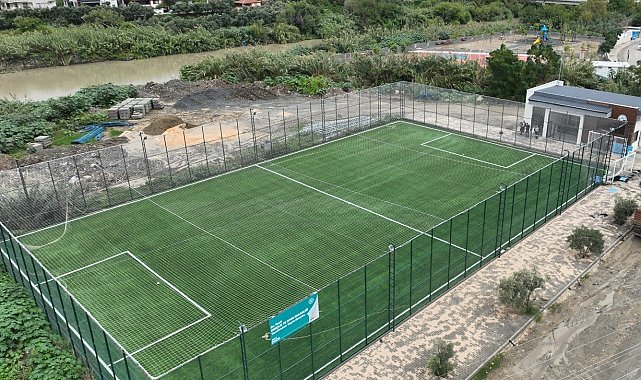 HBB, Tekebaşı'nda yağışlar nedeniyle zarar gören halı sahayı yenilendi
