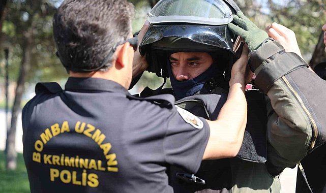 Herkesin uzaklaştığı şüpheli paketlere onlar hayatlarını ortaya koyarak yaklaşıyor