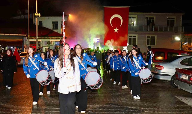 Hisarcık'ta Cumhuriyet coşkusu fener alayı ve konserle devam etti