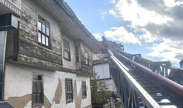 Hisarcık'ta metruk binalara itfaiye müdahalesi