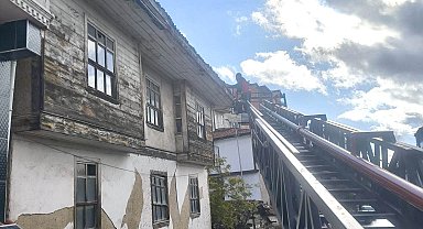 Hisarcık'ta metruk binalara itfaiye müdahalesi