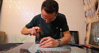 Hobi olarak başladı, camı çatlatarak sanat eserine dönüştürüyor