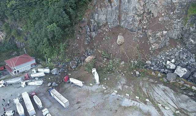 Hopa'da heyelanın yaşandığı tır parkı havadan görüntülendi