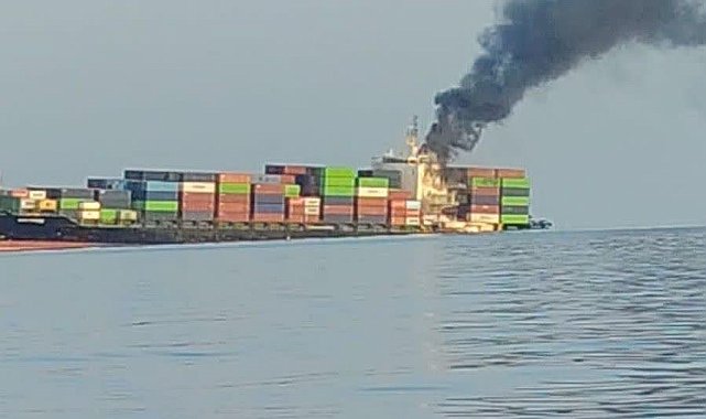 Hürmüz Boğazı'nda mayına çarpan konteyner gemisi battı