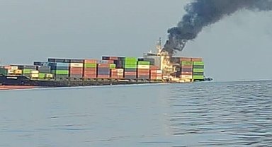 Hürmüz Boğazı'nda mayına çarpan konteyner gemisi battı