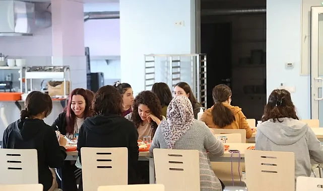 İBB öğrencilerin yanında