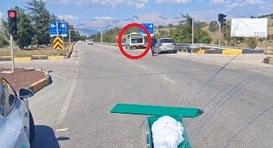İçinde cenaze bulunan tabut, seyir halindeki cenaze nakil aracından yola düştü