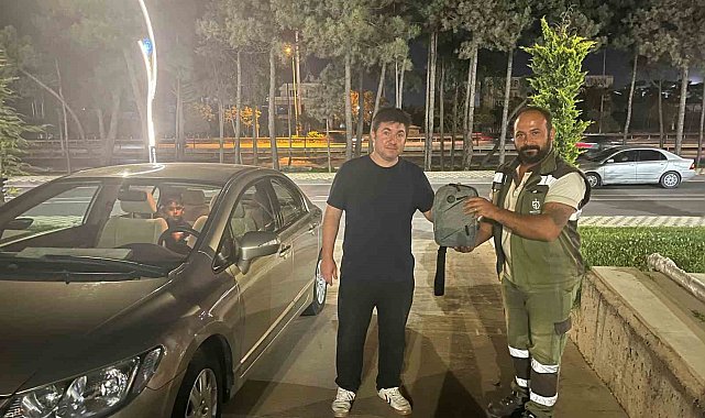 İçinden 400 bin liralık altın çıkan çantayı sahibine ulaştırdı