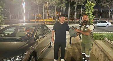 İçinden 400 bin liralık altın çıkan çantayı sahibine ulaştırdı
