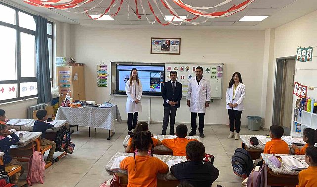 İdil Milli Eğitim Müdürü Arslan, sınıflarda öğrencilerin taleplerini dinledi