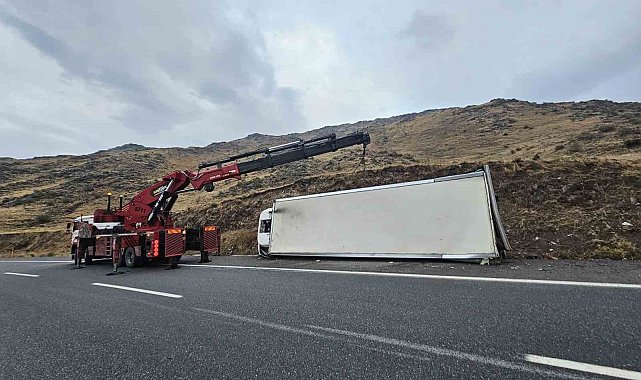 Iğdır-Doğubayazıt yolunda araç devrildi: Yol trafiğe kapandı