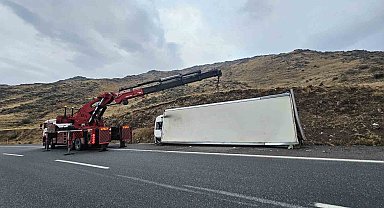 Iğdır-Doğubayazıt yolunda araç devrildi: Yol trafiğe kapandı