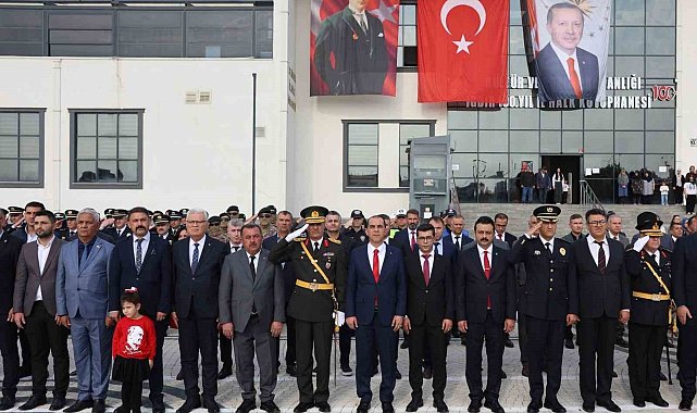 Iğdır'da 29 Ekim Cumhuriyet Bayramı kutlamaları çelenk sunma töreniyle başladı
