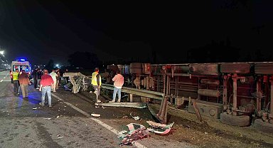 Iğdır'da çimento yüklü tır devrildi: 1 yaralı