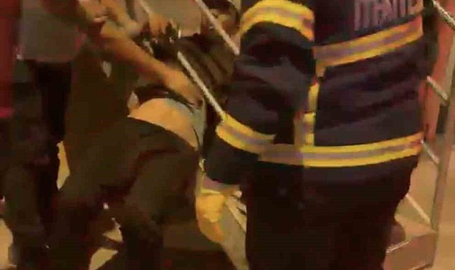 Iğdır'da merdiven korkuluklarına sıkışan vatandaşı itfaiye kurtardı