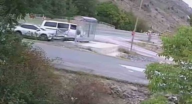 İki aracın arasında kalan kadının ölümden kıl payı kurtulduğu kaza anı kamerada