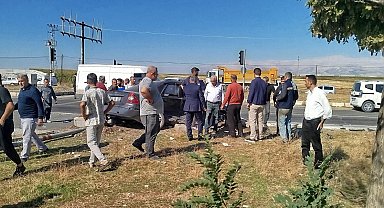 İki otomobil çarpıştı: 3 yaralı