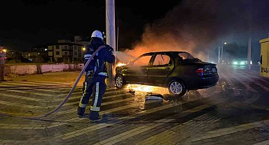 İki otomobil çarpıştı, elektrik direğine çarpan otomobil alev alev yandı: 2 yaralı