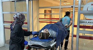 İki otomobil ile motosiklet çarpıştı: 2 yaralı