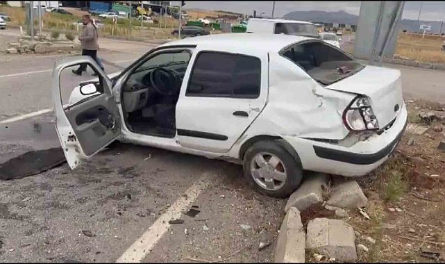 İki otomobil kafa kafaya çarpıştı: 5 yaralı