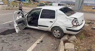 İki otomobil kafa kafaya çarpıştı: 5 yaralı