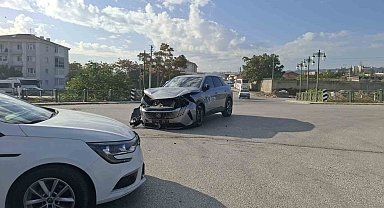 İki sokak kesişimindeki trafik kazası maddi hasarla atlatıldı