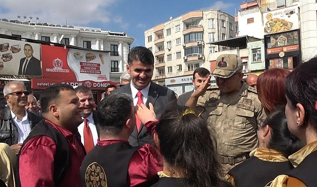 İl Jandarma Komutanını görünce asker selamı verdiler