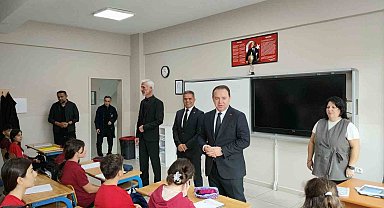 İl Milli Eğitim Müdürü Keskin, öğrencilerle bayrak töreninde buluştu