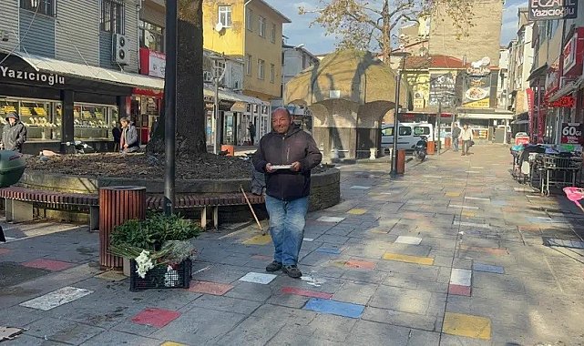 İlçe meydanında ayakkabı boyacılığı yapıyordu, merhametiyle ödül aldı