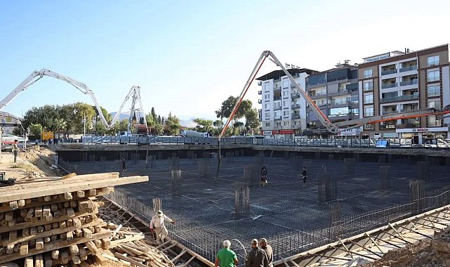 İncirliova'da Cumhuriyet Meydanı ve yeraltı otoparkı projesinde çalışmalar sürüyor