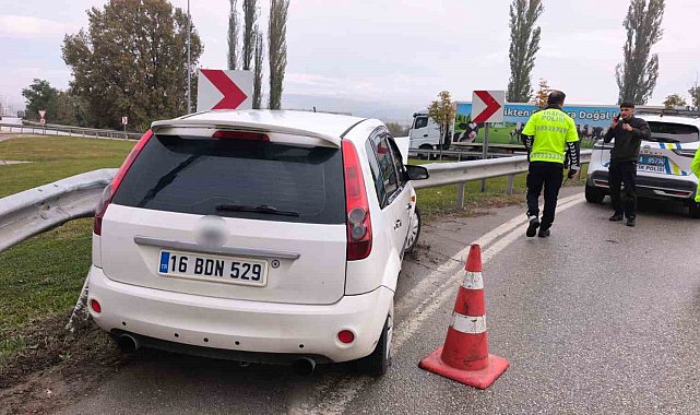 İnegöl'de otomobil bariyerlere çarptı: 1 yaralı