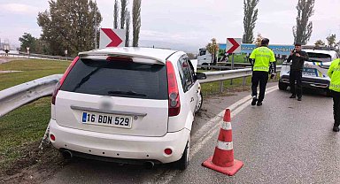 İnegöl'de otomobil bariyerlere çarptı: 1 yaralı