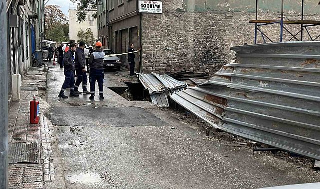 İnşaat yanında zemin çöktü doğalgaz ve su borusu patladı